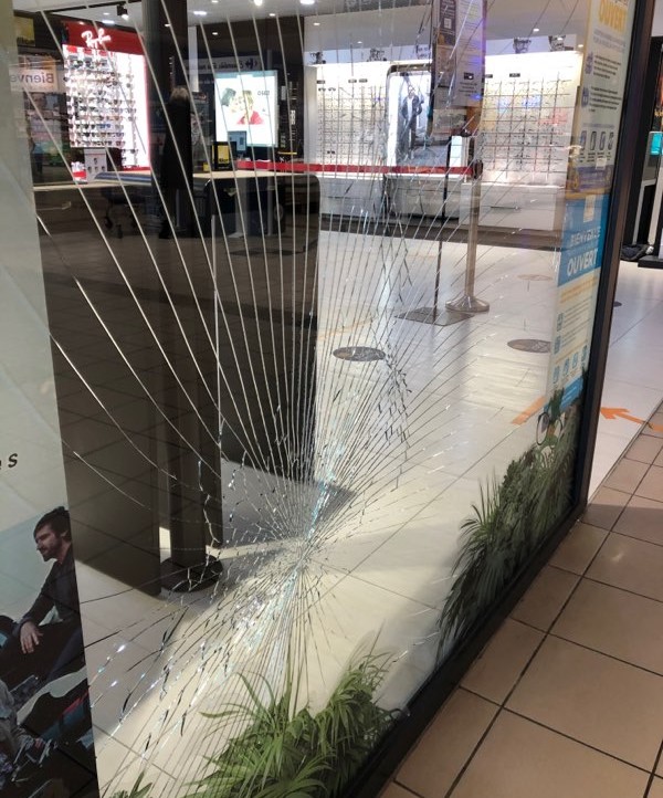 Le choc a fracturé la vitrine