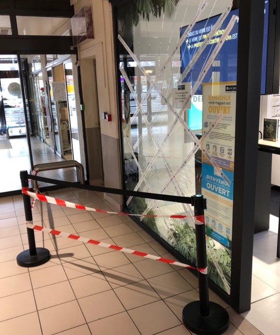 En attendant d'être remplacée, la vitrine a été protégée et sécurisée