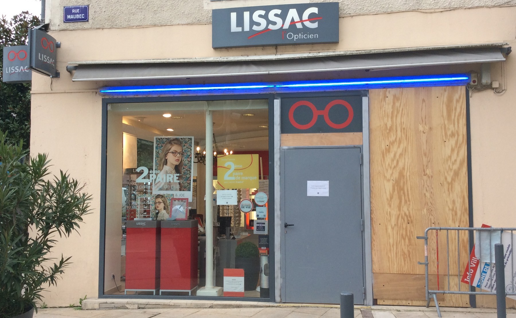 La voiture a fait beaucoup de dégâts. « On a l'impression d'être dans un bunker »