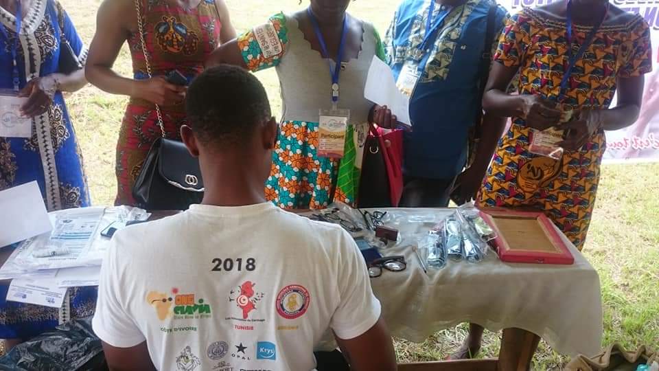 Après les examens de vue, les bénévoles équipent la population