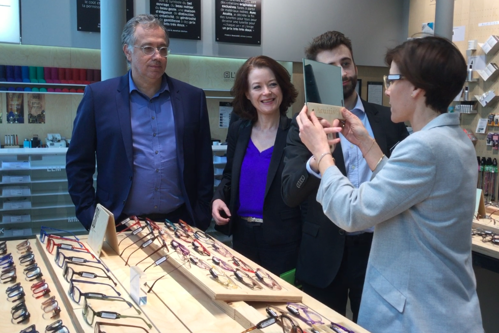 Christelle Dubos essaye une paire de lunettes du panier A 