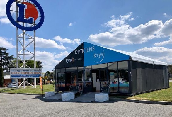 La tente de 100 m² sur le parking