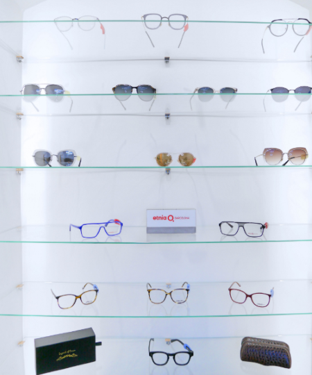 Des lunettes exposées dans le showroom