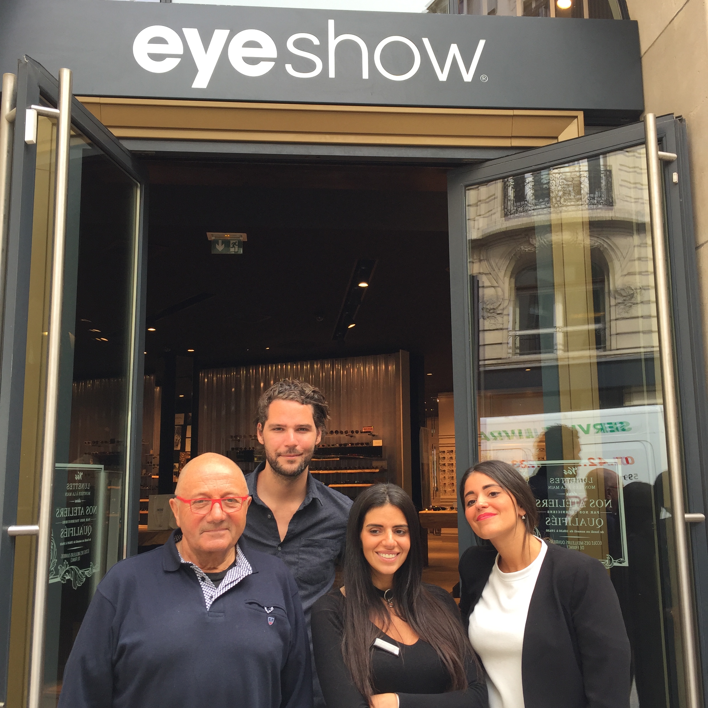 photo_magasin_eyeshow_avec_les_proprietaires_lea_omessi_et_lisa_halimi_ainsi_que_leur_premier_porteur.jpg