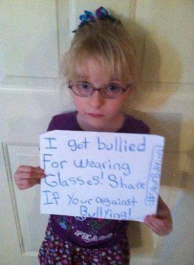 Moquée à cause de ses lunettes, elle devient l’égérie d’une campagne contre le harcèlement ! 
