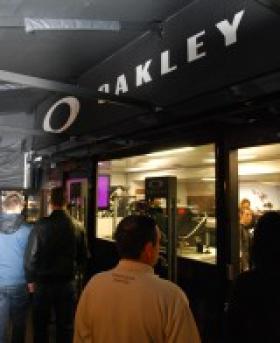 Le labo itinérant d'Oakley fait le show au Palais omnisport de Paris-Bercy