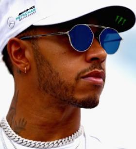 Lewis Hamilton séduit par les montures Web Eyewear de Marcolin