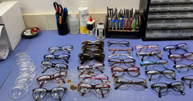 Vos clients sont formidables : la dame aux 26 paires de lunettes