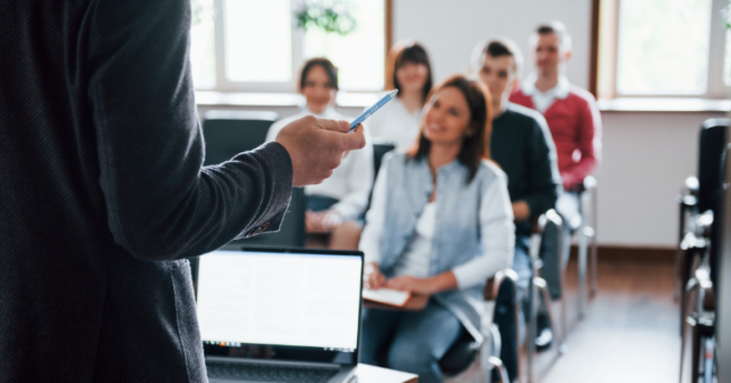 Alternance : l'accès aux aides à l'embauche pour les contrats d'apprentissage fait débat