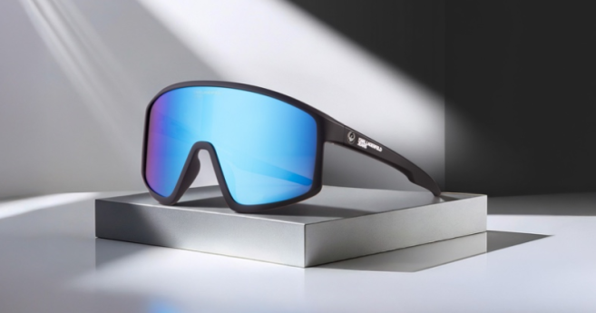 Karl Lagerfeld Jeans x Dragon : la lunette-masque s’invite dans le vestiaire mode pour l'été 2026