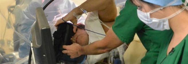 Première mondiale : un patient opéré d’une tumeur cérébrale interagit via des lunettes 3D