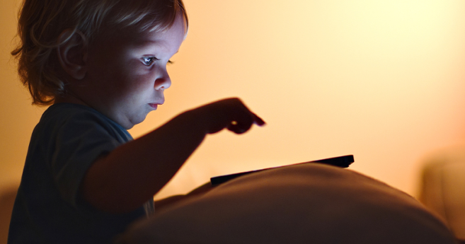 Les écrans désormais interdits pour les jeunes enfants : ce qu'il faut savoir