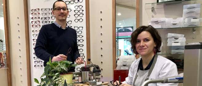  Opticiens, Emeline Sordé et Lucas Brunet réalisent des lunettes sur-mesure dans leur magasin. Rencontre…