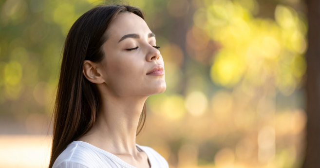 Faut-il fermer les yeux pour mieux entendre ? Une idée reçue remise en question