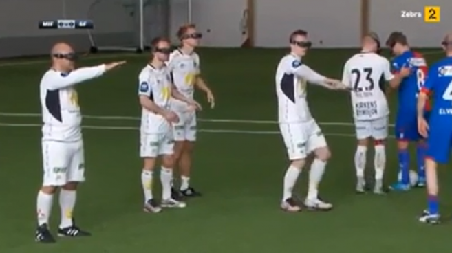 Du football avec des lunettes à réalité virtuelle : la vidéo hilarante ! 