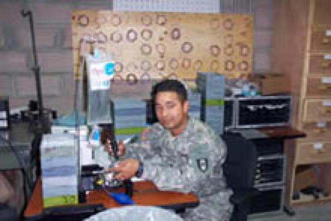 Des soldats opticiens dans le désert irakien