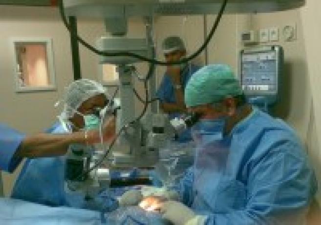 Hoya invite ses clients à débattre de la chirurgie réfractive et communique auprès des ophtalmologistes