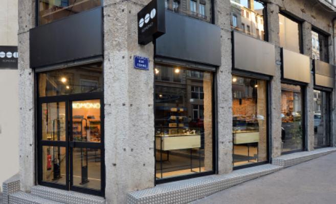 Komono expose ses lunettes et montres rétro dans sa première boutique en France 