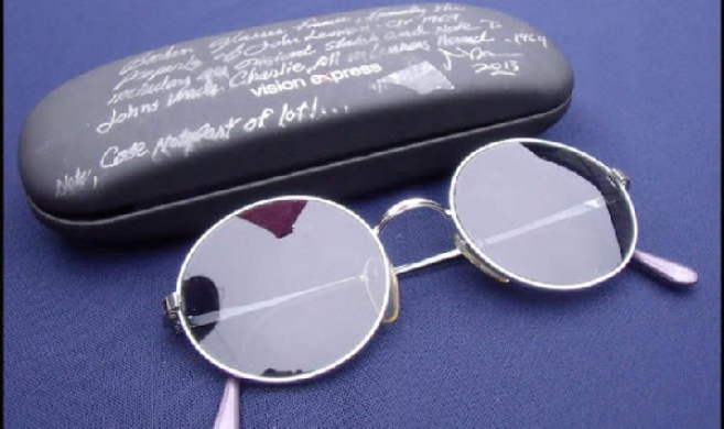 4 000 euros pour les lunettes cassées de John Lennon