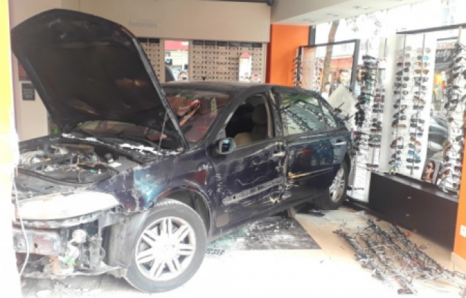 Un véhicule détruit en plein jour un magasin d’optique