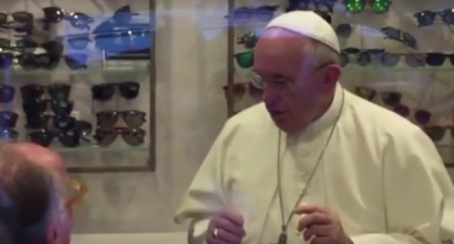 Le pape François s'achète des lunettes comme « Monsieur-tout-le-monde »
