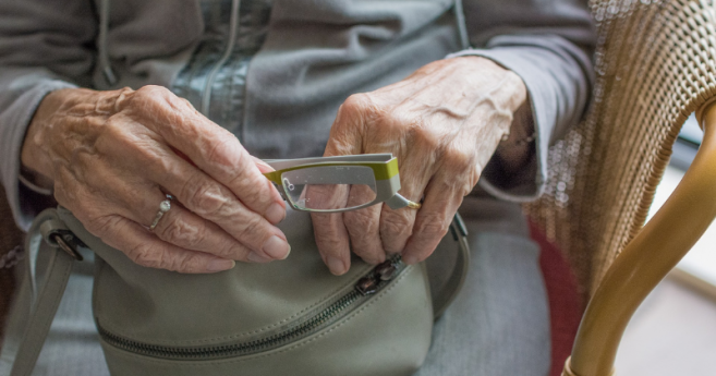 Pourquoi la lumière est la meilleure alliée des yeux de nos aînés ?