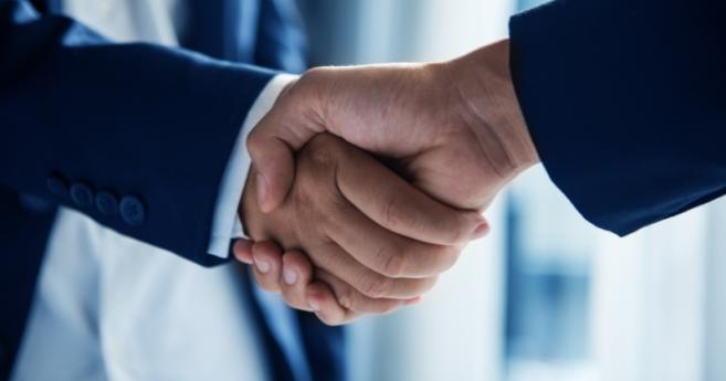 Versace entre officiellement dans le giron de Prada