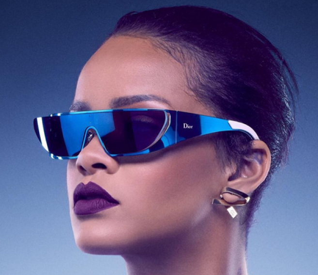 Rihanna signe une collec­tion futuriste pour Dior