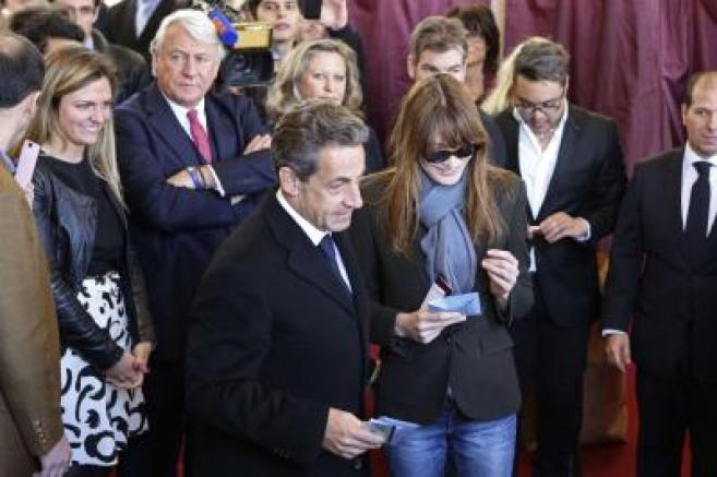 Municipales : Les lunettes noires de Carla Bruni-Sarkozy créent la polémique sur les réseaux
