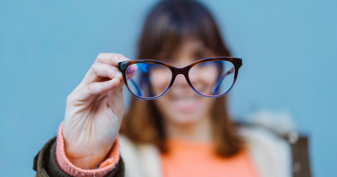 Prix élevés des lunettes : myopie médiatique chez Europe 1