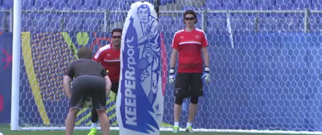 Des lunettes noires, l’arme secrète du gardien suisse pour gagner l’Euro 2016  