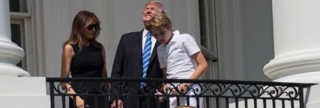 Quand Donald Trump observe l’éclipse solaire… sans lunettes 