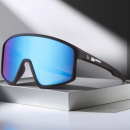 Karl Lagerfeld Jeans x Dragon: la lunette-masque s’invite dans le vestiaire mode pour l'été 2026