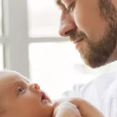 Congé paternité: vers un alignement sur le congé maternité?