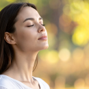 Faut-il fermer les yeux pour mieux entendre? Une idée reçue remise en question