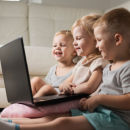 Écrans: un rapport préconise une limitation drastique de leur utilisation chez les enfants et les adolescents