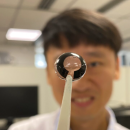 Lentilles de contact intelligentes: invention d'une batterie alimentée par les larmes