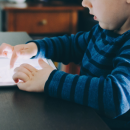 Le fléau de la surexposition des écrans chez les enfants fait l’objet d’une proposition de loi