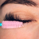 Cosmétiques pour faire pousser les cils: alerte sur le risque de changement définitif de la couleur des yeux