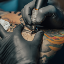 Des ophtalmologistes alertent sur les risques pour la vue liés aux tatouages après des complications observées