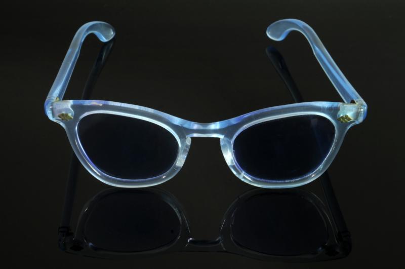 Paire de lunettes de MARLÈNE DIETRICH en acétate teinté bleu pâle, soulignée de rosaces en métal au niveau des charnières.