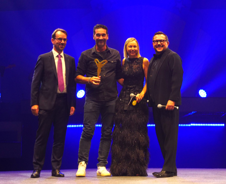 Le Silmo d'Or catégorie Sport a été remis à Marchon (représenté par Arnaud Devilder) pour « Flyfree » - Nike
