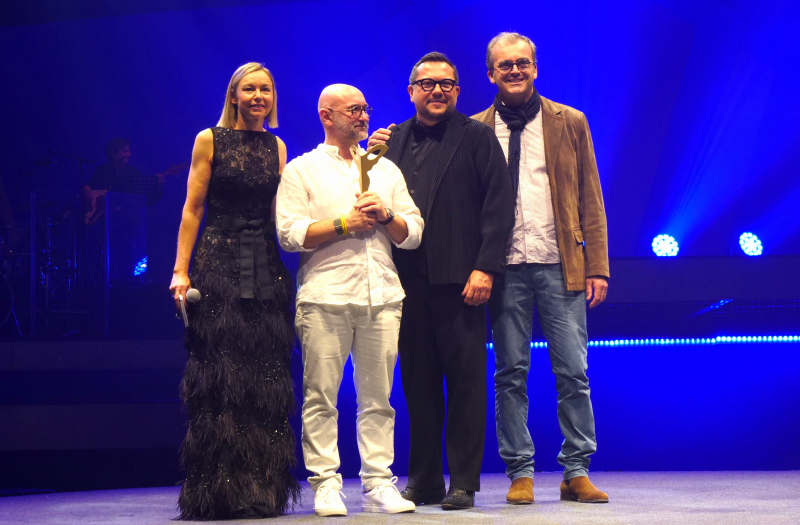 Le Silmo d'Or catégorie Innovation technologique en lunetterie a été remis à Sbrusset & Co (représenté par Sébastien Brusset) pour « Meyro-nde OP »