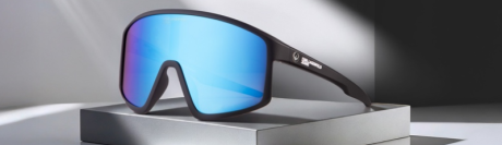 Karl Lagerfeld Jeans x Dragon : la lunette-masque s’invite dans le vestiaire mode pour l'été 2026