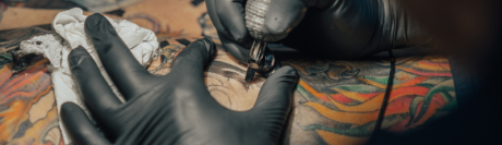 Des ophtalmologistes alertent sur les risques pour la vue liés aux tatouages après des complications observées