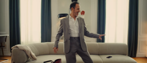 Alain Afflelou renouvelle sa communication sur l’audition avec Incognito