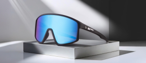 Karl Lagerfeld Jeans x Dragon : la lunette-masque s’invite dans le vestiaire mode pour l'été 2026