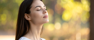 Faut-il fermer les yeux pour mieux entendre ? Une idée reçue remise en question