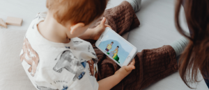 Écrans et myopie : le facteur aggravant de la vision de près permanente