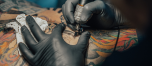Des ophtalmologistes alertent sur les risques pour la vue liés aux tatouages après des complications observées